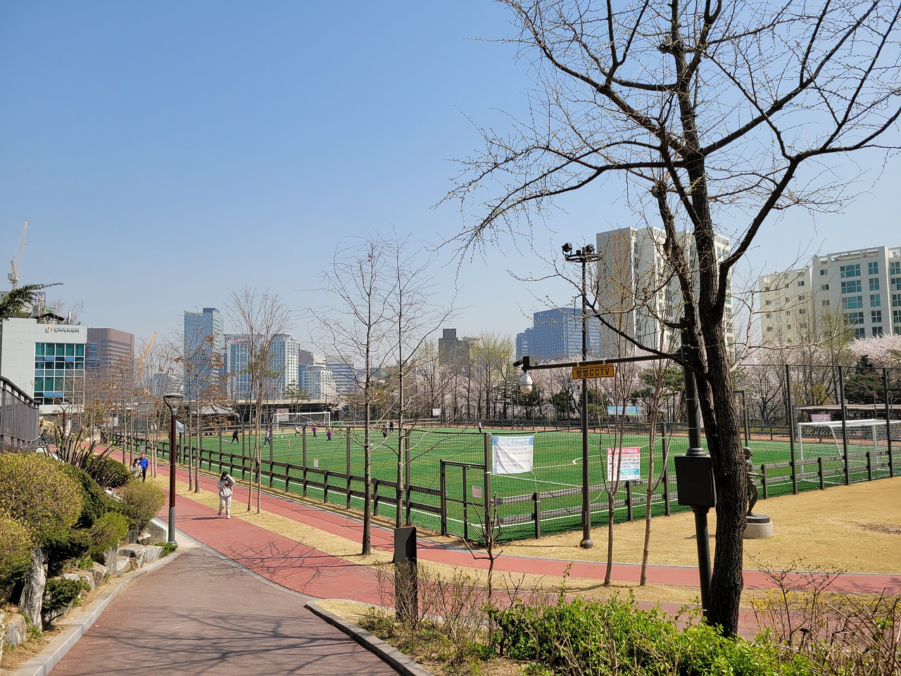 他尤其注重